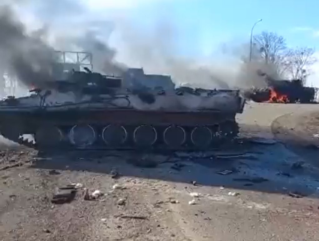 Pamje të rënda! Tanket ruse të shkatërruara dhe ushtarët rusë të vrarë